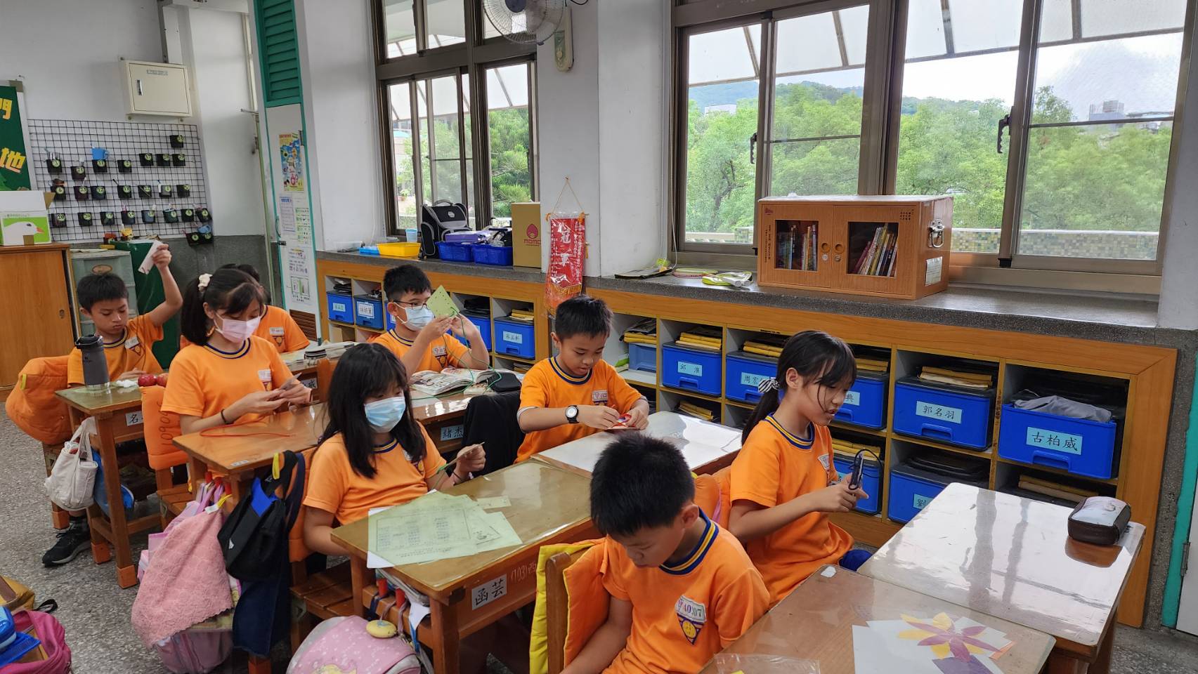 四年級學生進行花式綁鞋帶練習