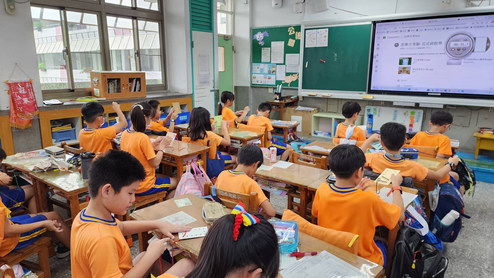 四年級學生進行花式綁鞋帶練習