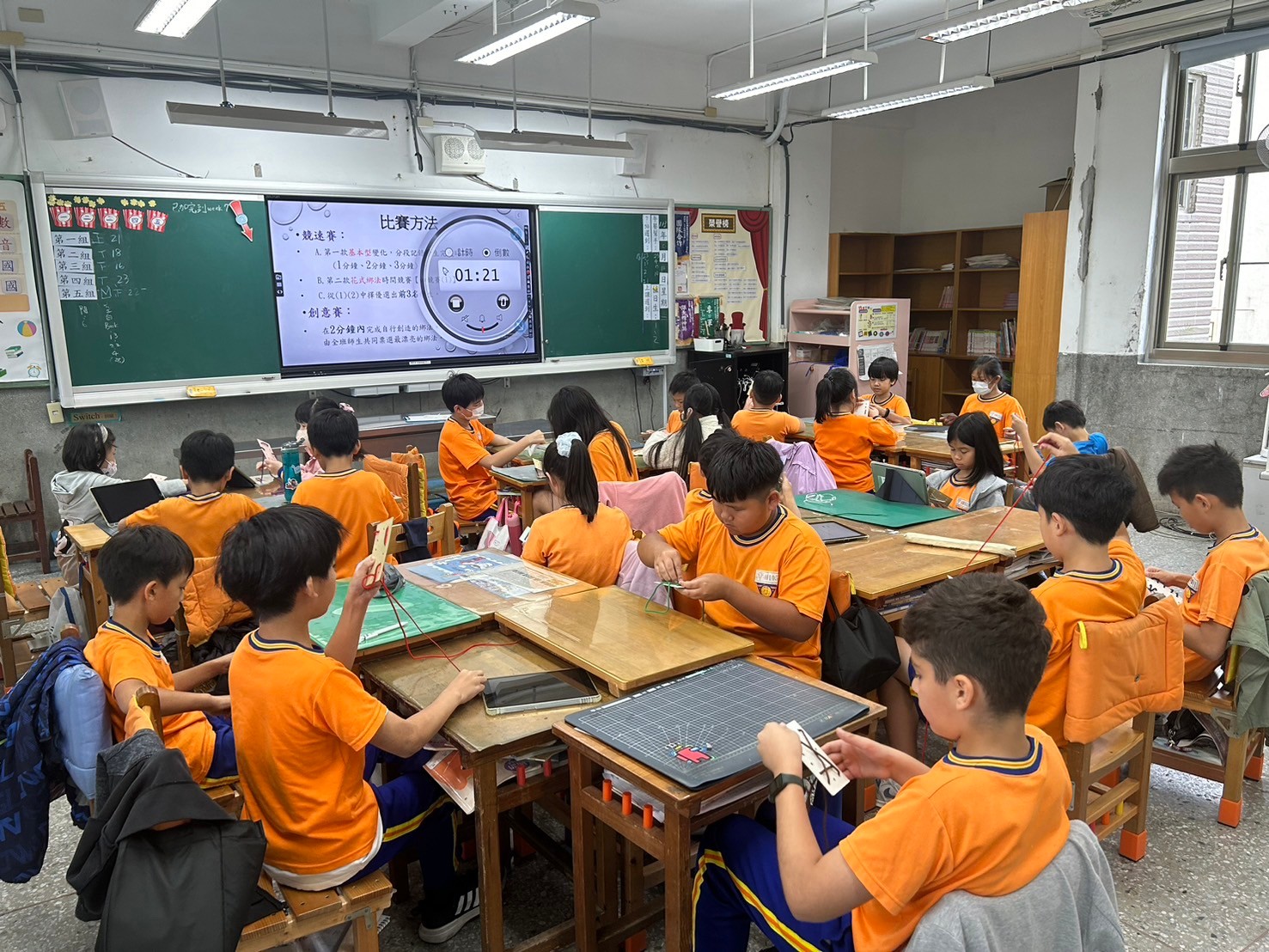 學生練習花式綁鞋帶