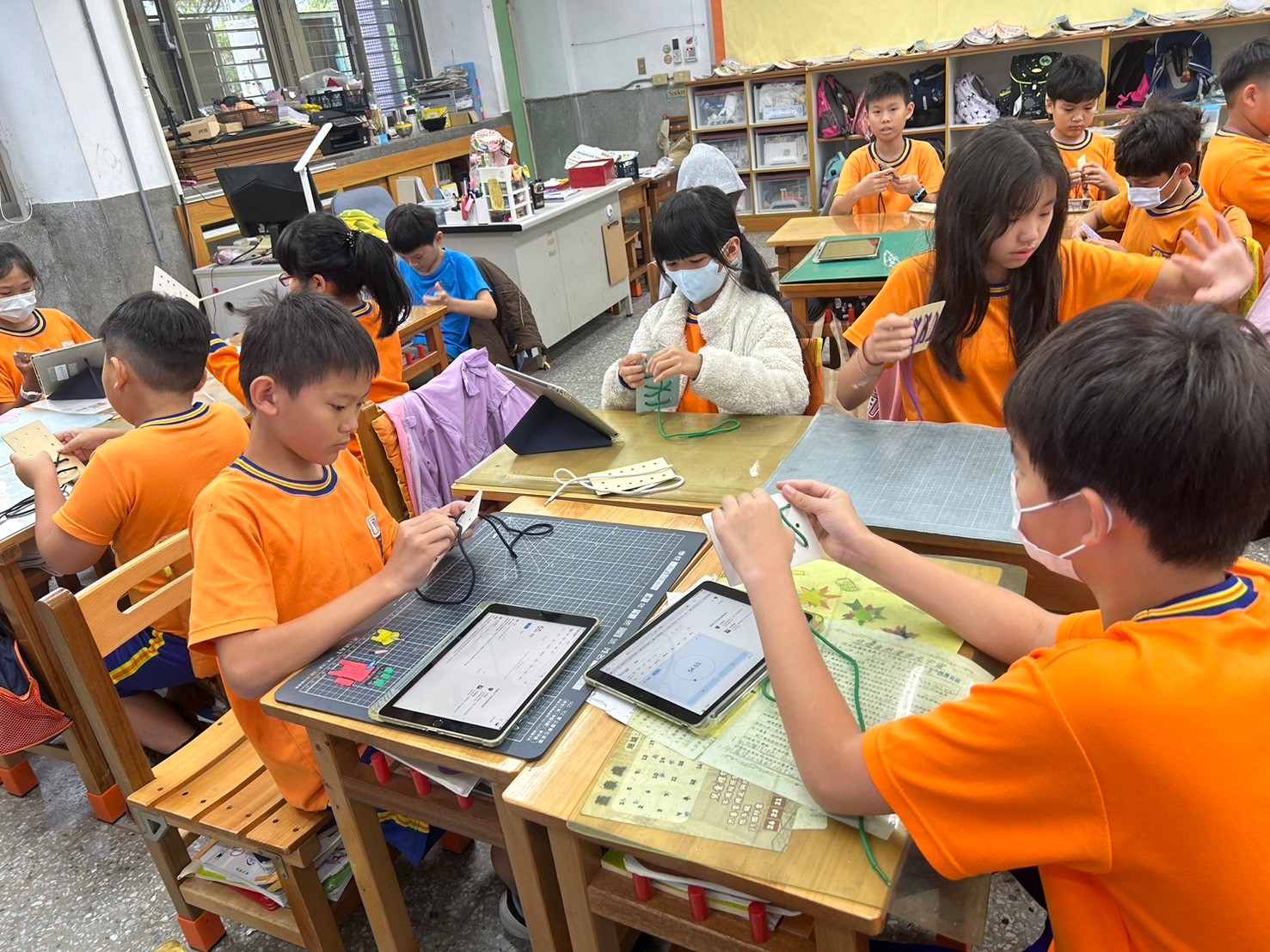 學生練習花式綁鞋帶